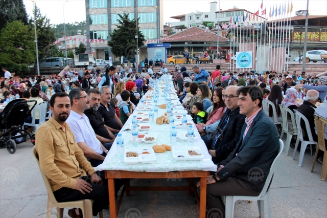  Hatay'da "Kardeşlik Sofrası"nda iftar