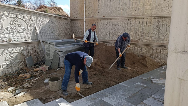 Isparta Belediyesi, Davraz Güllük Camisinin Çevre Düzenlemesi İçin Andezit Taş Döşedi