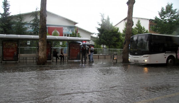 Isparta’daki sağanak yağışta vatandaş ve araç sürücüleri zor anlar yaşadı 