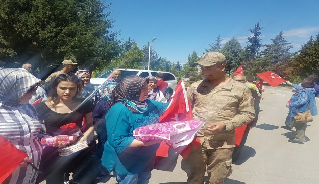Isparta’dan Afrin’deki Mehmetçik’e gül ürünü ve Türk Bayrağı   