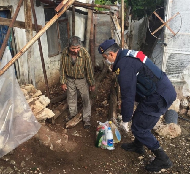 Jandarmadan, Kumluca'da ihtiyaç sahiplerine gıda yardım