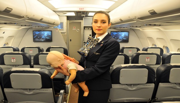  Kabin memuru uçakta 7 aylık bebeğin hayatını kurtardı  