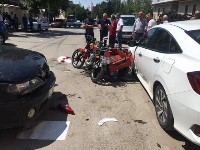 Kahramanmaraş'ta motosiklet ile otomobil çarpıştı: 3 yaralı