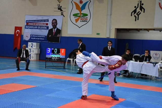 Karateciler Burdur'da Madalya İçin Ter Döktü