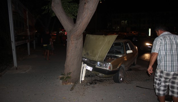Kontrolden çıkan otomobil önce ağaca sonra yayaya çarptı: 3 yaralı 