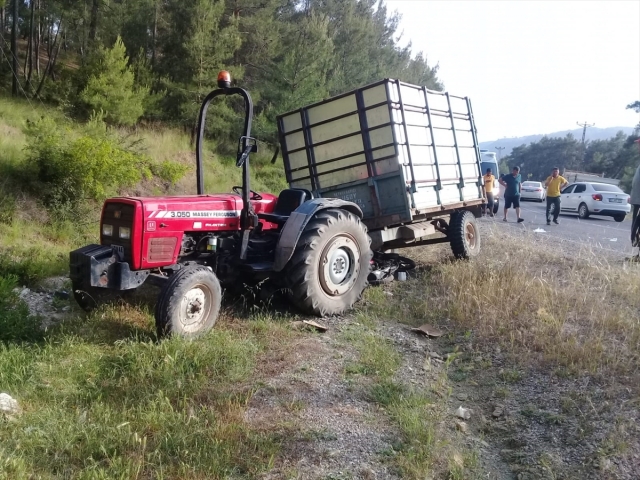 Kumluca'da traktörle motosiklet çarpıştı: 1 yaralı