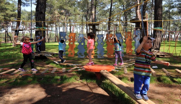 Macera Ormanı çocukları eğlendiriyor   