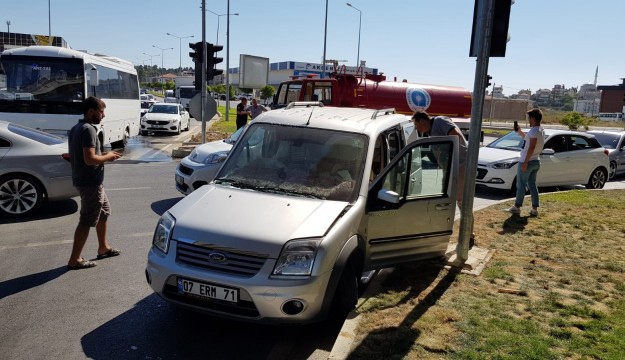 Manavgat’ta itfaiye ile hafif ticari araç çarpıştı: 3 yaralı 