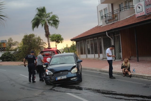 Manavgat’ta otomobil palmiyeye çarptı: 1 yaralı  