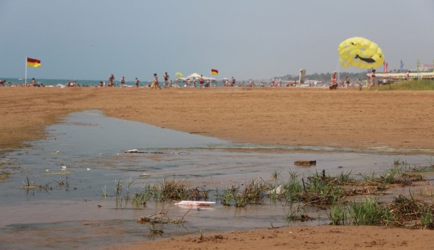 Manavgat'ta denize dökülen atık sular tatilcileri rahatsız ediyor  