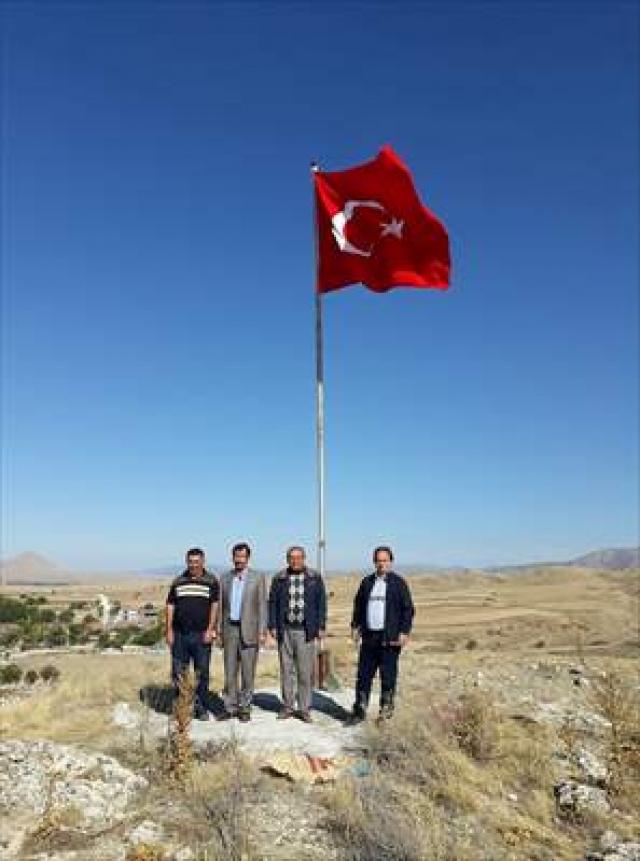 Mehmetçik için Burdur'un köylerine Tük bayrağı dikiyorlar