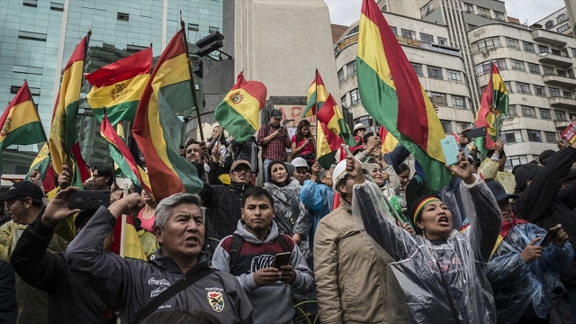 Morales'in istifasının ardından Bolivya'da halk sokaklara döküldü