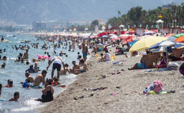 Muğla ve Antalya'da sıcaktan bunalan turistler plajlara akın etti