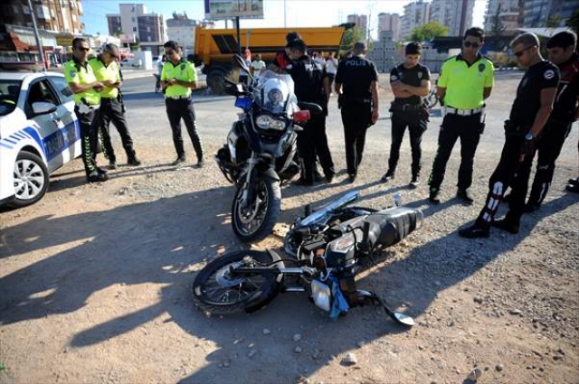 Polis, uyuşturucu zanlılarını motosikletlerine çarparak yakaladı