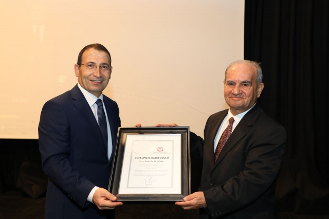 Prof. Dr. Ali Uçan'a SDÜ'de "Toplumsal Katkı Ödülü" Verildi