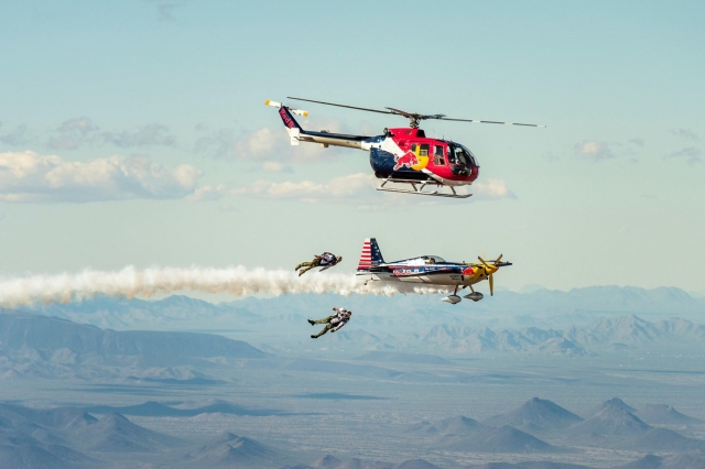 Red Bull Air Force ekibi helikopterden boşluğa atladı