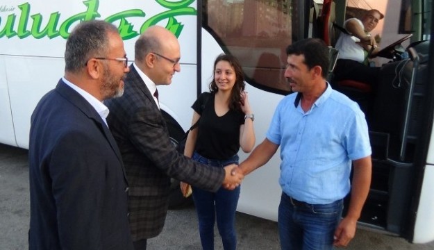 ​Rektör Burdur'da yeni öğrencilerini otogarda karşıladı
