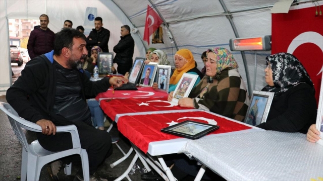 Sanatçılardan Diyarbakır annelerine destek