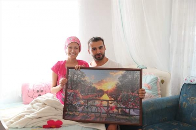 Şarkıcı Kaya'dan kanser tedavisi gören genç kıza ziyaret