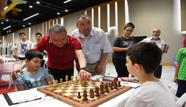 Satranç turnuvasında ilk hamle Başkan Böcek’ten   