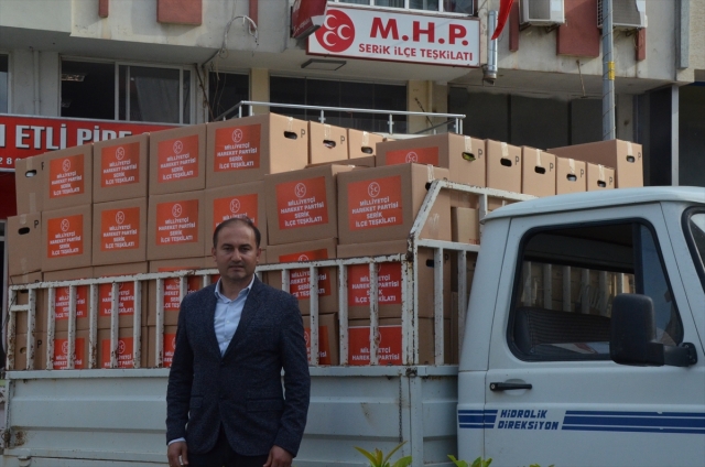 Serik'te MHP İlçe Teşkilatı Ramazan paketi dağıttı