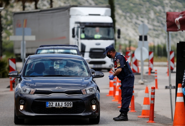 Seyahat kısıtlamasının kaldırıldığı Antalya'ya giriş noktalarında denetimler artırıldı