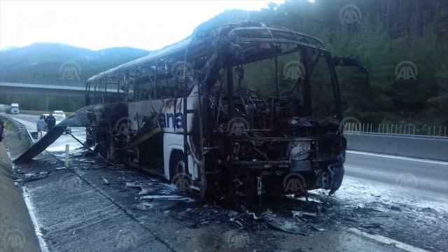 seyir halindeki yolcu otobüsü yandı