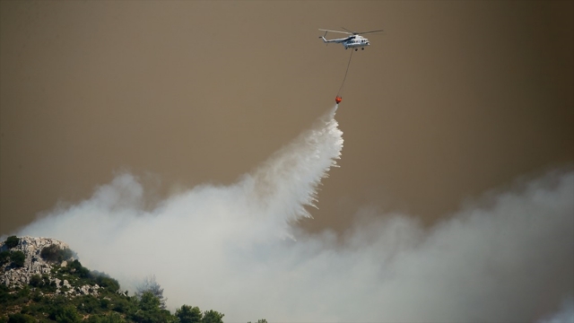 Şiddetli rüzgar orman yangınlarıyla mücadeleyi güçleştiriyor