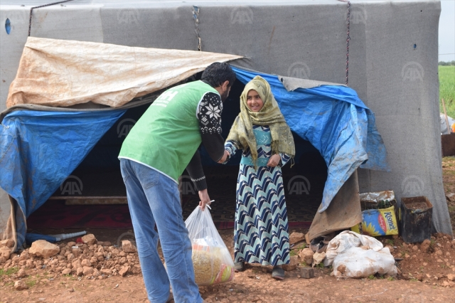 Suriyeli yetimlere gıda yardımı 