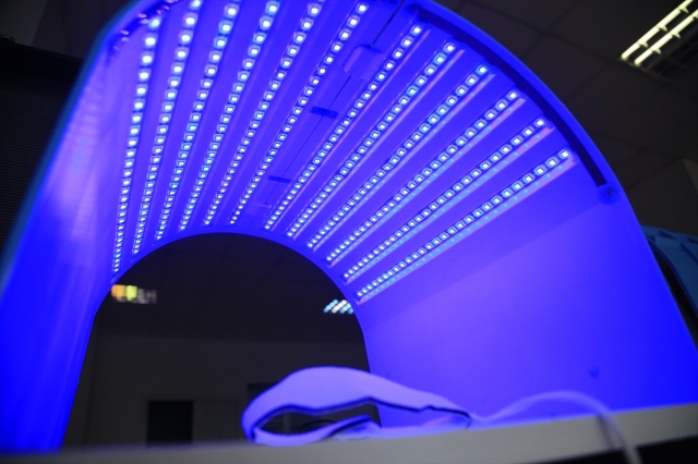 Taşınabilir fototerapi cihazıyla evde "mavi ışık" tedavisi dönemi