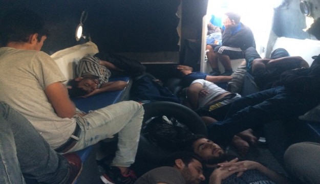 Teknede mahsur kalan kaçak Suriyeliler kurtarıldı   