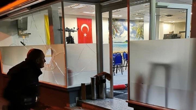 Terör örgütü yandaşları Almanya'da bir cami ve lokale saldırdı