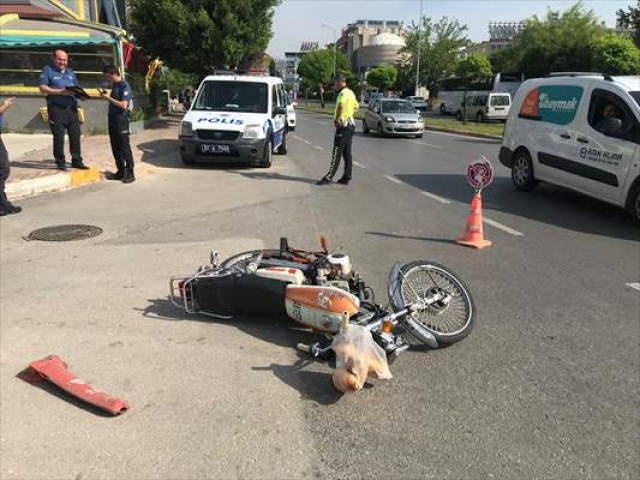 Trafik kontrolünden kaçmaya çalışan motosikletli polise çarptı: 2 yaralı