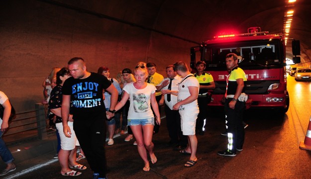 Tünelde feci kaza: turistler ölümden döndü   