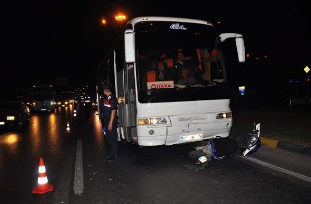 Tur otobüsü motosikletle çarpıştı: 1 ölü