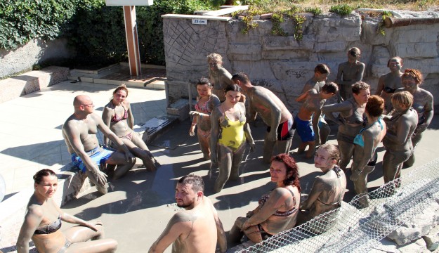 Turistler çamur banyosuyla stres atıyor 