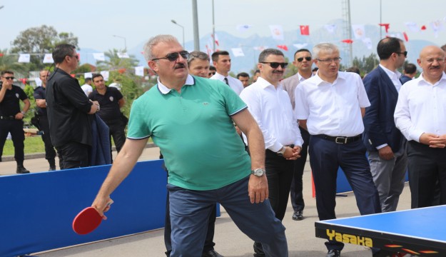 Vali Karaloğlu ve Başkan Türel karşılıklı tenis oynadı   