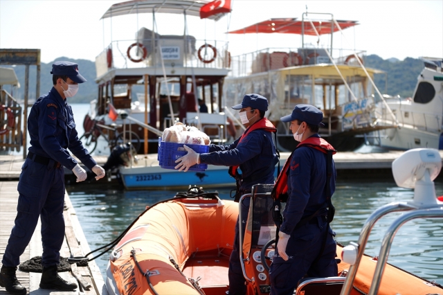 "Vefa ekibi" Kaleköy sakinlerinin ihtiyaçlarını tekneyle ulaştırıyor