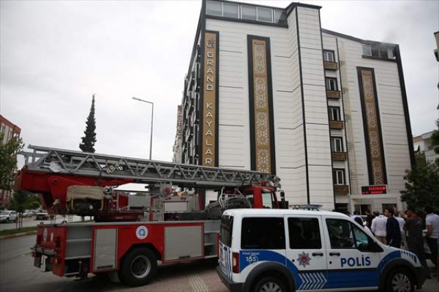 Yangında mahsur kalan otel müşterisi kurtarıldı