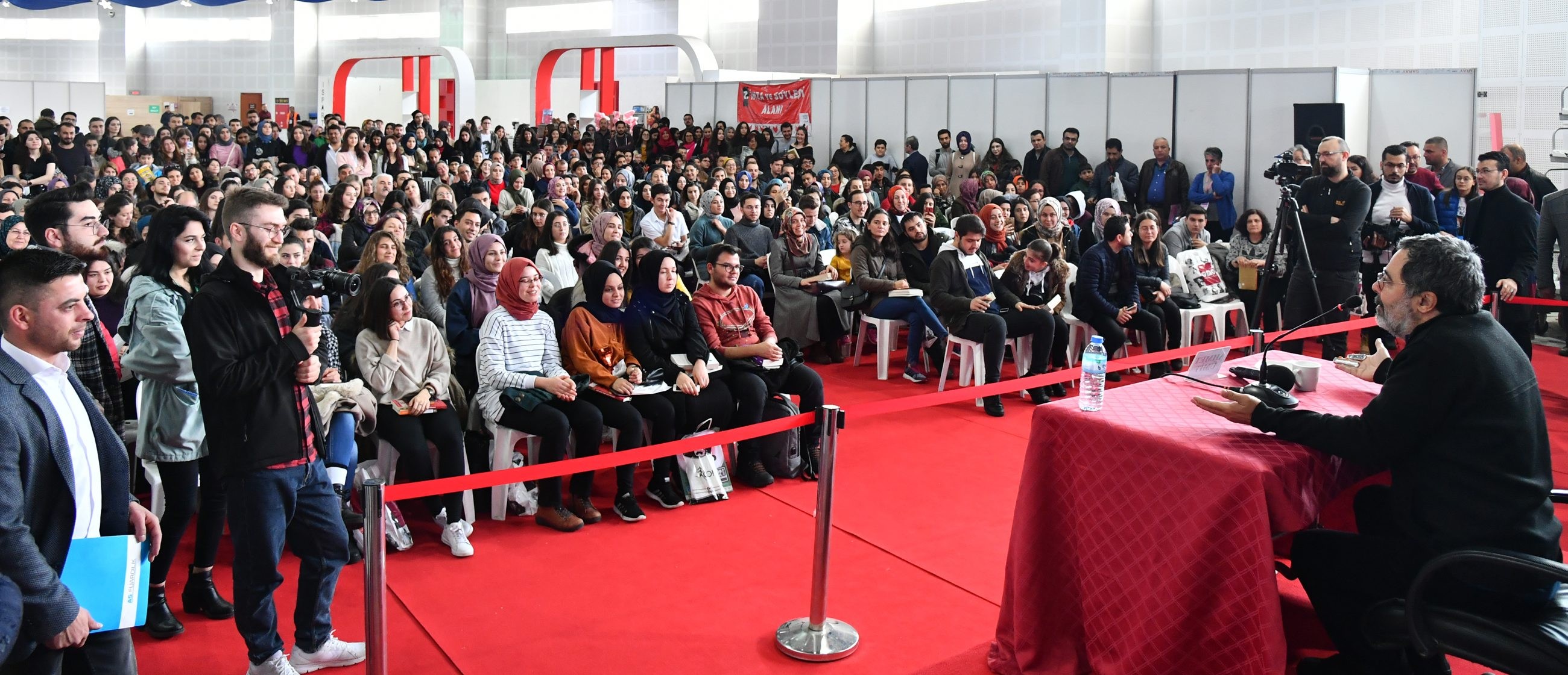 Isparta Belediyesi 4. Kitap Fuarına hafta sonu on binlerce kitapsever akın etti