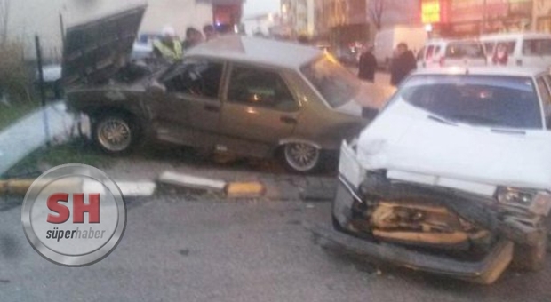 KAZA YAPAN ARAÇ TRAFOYA ÇARPARAK DURABİLDİ