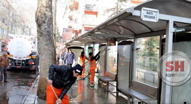 ISPARTA'DA OTOBÜS DURAKLARI ARTIK TEMİZLENİYOR