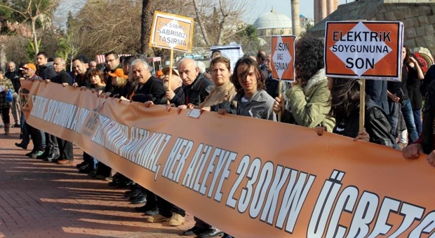 ANTALYA'DA ELEKTRİK FATURALARI PROTESTOSU