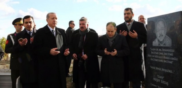 Erdoğan Neşet Ertaş'ın kabrinde dua etti