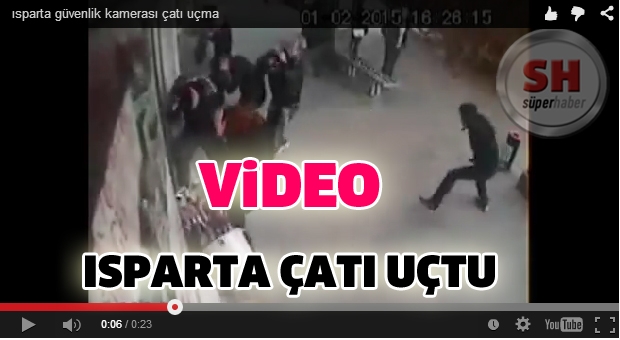 Isparta'da 6 kişinin yaralanmasıyla sonuçlanan çatı uçması olay anı güvelik kameralarına yansıdı.