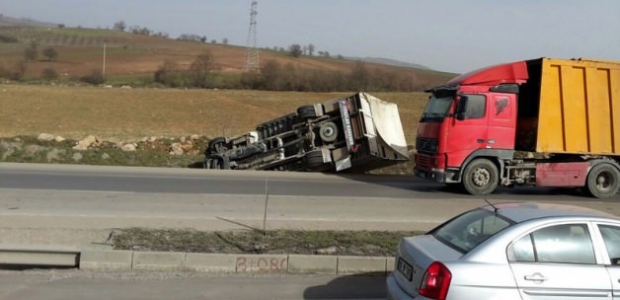 Lodos 10'a yakın TIR'ı peşpeşe devirdi