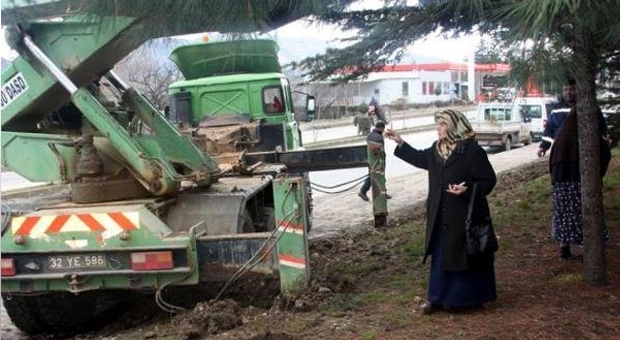 Vali Coş'un Annesi, Tek Başına Çevre Eylemi Yaptı
