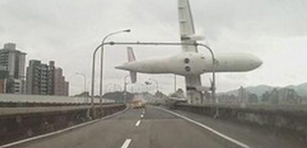 Tayvan'da yolcu uçağı düştü!
