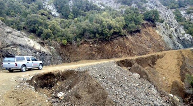 KUMLUCA’DA HEYELAN NEDENİYLE KAPANAN YOL AÇILIYOR