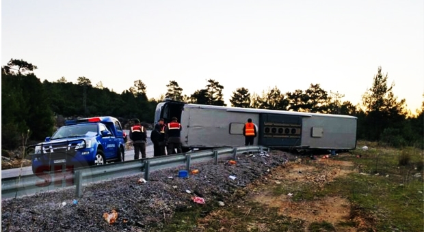 YOLCU OTOBÜSÜ DEVRİLDİ: 30 YARALI